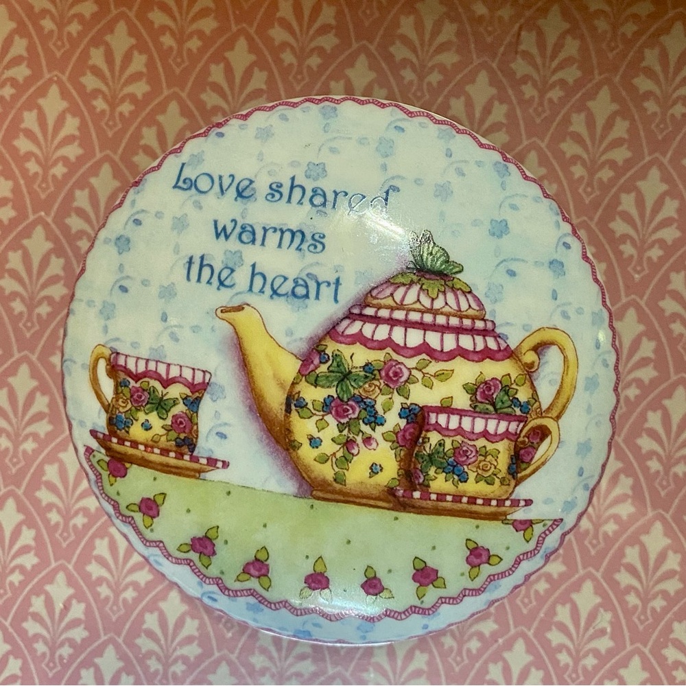 🔥Imperial Porcelain Round Trinket Box “Love Shared Warms the Heart”🔥